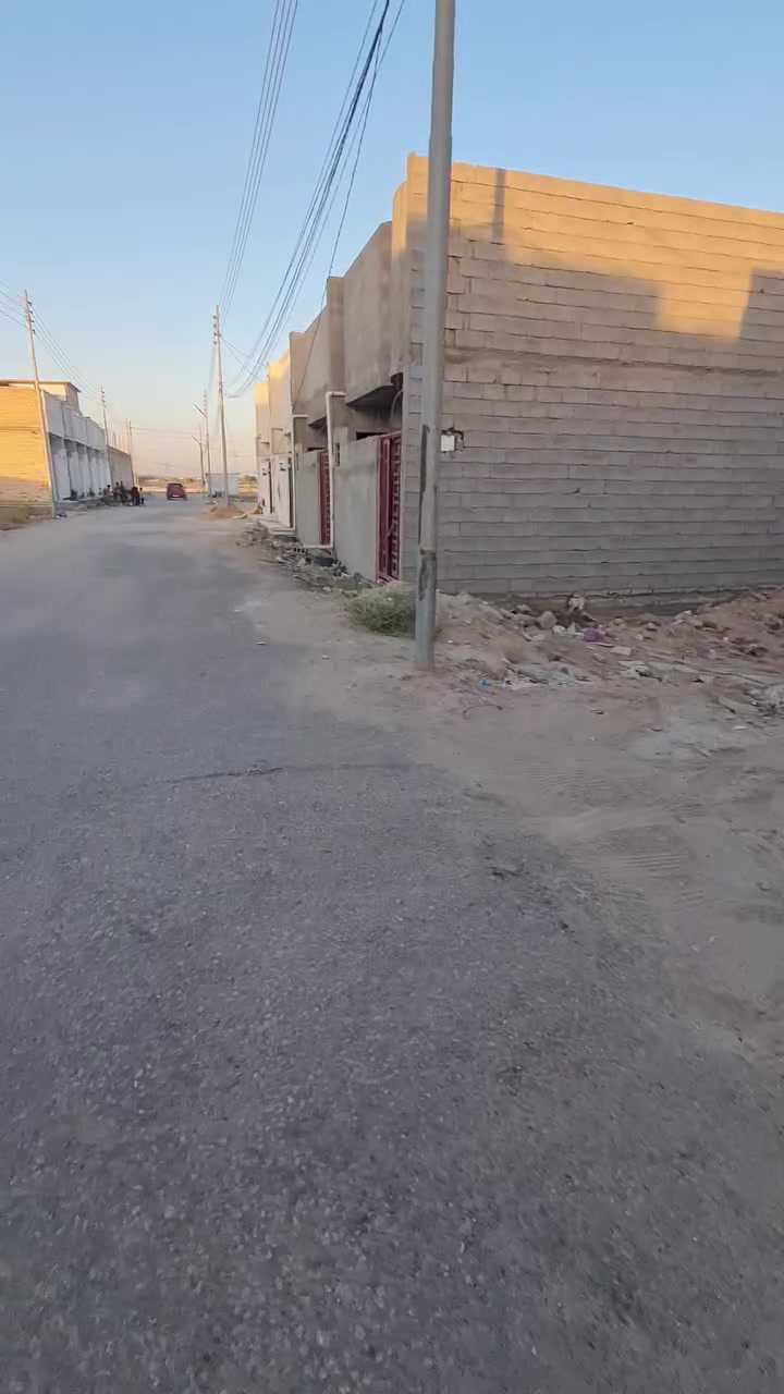 السلام عليكم
🏠بيت ٦٠م طابو زراعي سند ٢٥ مباشرتاً بأسم المشتري شغل وبناء درجه اولى بناء مجمع الحوراء النازك بين مجمع العباس و منتجات نور الكفيل ، 
طابوك جمهوري + كاشي + صب + معالجات حشرات + عكس القبلة بارد الشمس خلفية ، مجاري وانابيب وكهرباء دفن افضل تأسيس  ✅️

⚜️ ديكورات جميلة ٢ حمامات غربي و شرقي غرفه نوم و كلدور و صاله و مطبخ سيراميك و منور ،🏞

 🏡البيت تصميم حلو مو مضرب شمس عكس القبلة شباك ع الشارع مدخلين للبيت مسحوب خط ذهبي وميزانيه كهرباء دولة تبليط ومجاري للصبح شي نازك ومرتب 🏅
يباع مع ٢ سبالت و تخم و براد ماء و كيزر و ماطور ماء و كاونتر السعر ٥٠ مليون قفل غير قابل للتفاوض للاتصال ***********
