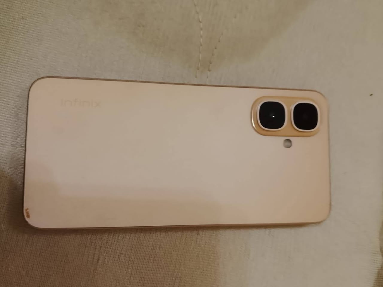 يظهر أنه Infinix Smart 10 إصدار 128 جيجابايت.
إليك أبرز مواصفاته:
الشاشة: 6.67 بوصة IPS LCD بدقة HD+ (720×1600).
معدل التحديث: حتى 120Hz لسلاسة أفضل في التصفح والألعاب. �
Infinix Mobiles
المعالج: Unisoc T7250 ثماني النواة.
الذاكرة: 4 جيجابايت RAM (مع دعم توسيع الذاكرة افتراضيًا) + 128 جيجابايت تخزين داخلي. �
Infinix Mobiles +١
الكاميرا الخلفية: 8 ميجابكسل.
الكاميرا الأمامية: 8 ميجابكسل.
البطارية: 5000mAh.
الشحن: 15 واط عبر منفذ USB-C.
النظام: Android 15 مع واجهة XOS 15.1.
الصوت: سماعتان ستيريو مع رفع مستوى الصوت حتى 300% (كما هو مذكور على العلبة).
الحماية: مقاومة الغبار ورذاذ الماء بمعيار IP64.
ميزات إضافية: بصمة جانبية، منفذ سماعات 3.5 مم، منفذ microSD لتوسعة التخزين حتى 2 تيرابايت، ودعم الأشعة تحت الحمراء (IR). �
Infinix Mobiles
السعر 165 مستخدم يظهر أنه Infinix Smart 10 إصدار 128 جيجابايت.
إليك أبرز مواصفاته:
الشاشة: 6.67 بوصة IPS LCD بدقة HD+ (720×1600).
معدل التحديث: حتى 120Hz لسلاسة أفضل في التصفح والألعاب. �
Infinix Mobiles
المعالج: Unisoc T7250 ثماني النواة.
الذاكرة: 4 جيجابايت RAM (مع دعم توسيع الذاكرة افتراضيًا) + 128 جيجابايت تخزين داخلي. �
Infinix Mobiles +١
الكاميرا الخلفية: 8 ميجابكسل.
الكاميرا الأمامية: 8 ميجابكسل.
البطارية: 5000mAh.
الشحن: 15 واط عبر منفذ USB-C.
النظام: Android 15 مع واجهة XOS 15.1.
الصوت: سماعتان ستيريو مع رفع مستوى الصوت حتى 300% (كما هو مذكور على العلبة).
الحماية: مقاومة الغبار ورذاذ الماء بمعيار IP64.
ميزات إضافية: بصمة جانبية، منفذ سماعات 3.5 مم، منفذ microSD لتوسعة التخزين حتى 2 تيرابايت، ودعم الأشعة تحت الحمراء (IR). �
Infinix Mobiles
السعر 165 مستخدم شهر واحد فقط 
مكاني واسط كوت الفلاحية  رقم الهاتف***********
