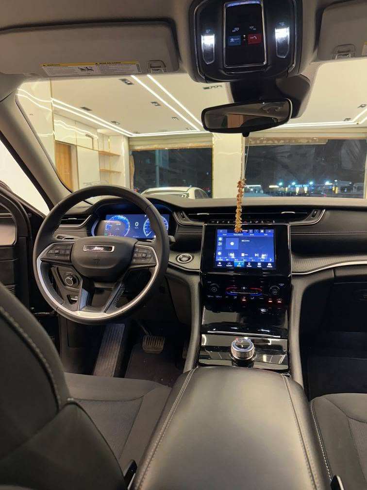 للبيع: 
چيب جراند شيروكي 2024 Limited 4x4 (الجيل الأحدث) 👑
عشاق الفخامة والقوة والأداء.. فرصة "كسر زيرو" حقيقية بحالة الفبريكة!
🔹 تفاصيل السيارة:
الموديل: 2024 (الجيل الخامس الجديد كلياً WL)
العداد: 36,000 كم فقط.
المحرك: Pentastar V6 سعة 3.6 لتر، بقوة 293 حصان.
ناقل الحركة: أوتوماتيك 8 سرعات مع نظام دفع رباعي ذكي (4x4).
🔹 أبرز المواصفات والرفاهية (فئة Limited):
إضاءة Full LED أمامي وخلفي بتصميم انسيابي ساحر.
صالون جلد فاخر بالكامل (تحكم كهربائي + ذاكرة للمقاعد).
شاشة عدادات رقمية 10.25 بوصة + شاشة ترفيهية تدعم Wireless Apple CarPlay & Android Auto.
تكييف أوتوماتيكي ثنائي المناطق + نظام تشغيل عن بُعد + شنطة كهرباء.
🔹 أنظمة الأمان الذكية:
مثبت سرعة تفاعلي (Adaptive Cruise Control).
نظام منع التصادم الأمامي وفرامل طوارئ ذاتية.
الحفاظ على الحارة المرورية ومراقبة النقاط العمياء.
📞 للتواصل والمعاينة: 01060352162 القاهرة, مصر


**إذا كنت صاحب هذا الإعلان وتريد حذفه لأي سبب، رجاءا أرسل رسالة إلى الدعم الفني**