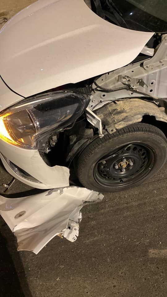 السلام عليكم 
نيسان سني 2024 هندي بليته زركه اقصاد السياره رقم بغداد وراعيها بغداد اكررر السياره اقصاد باسم المصرف الاهلي العراقي السياره زيرو ماشيه 5 تالاف امس صار بيها حادث المدكر الامامي فقط المدكر لا بنيد ولا لايت ولا الباب مكلني بصره السياره قفلها 115 
***********
