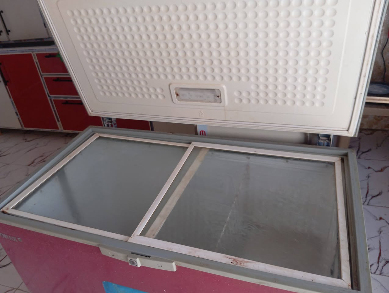 مجمده 14قدم للبيع بسعر 150.شرط التجميد والشغل عنوان الناصريه قضاء النصر شارع 40 للتصال ***********
