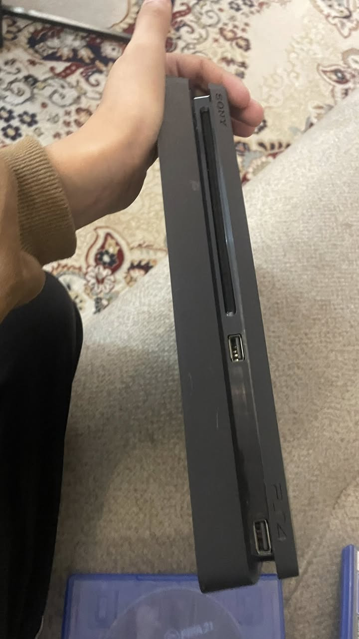 بلي 4سلم للبيع ذاكره 500 يتضمن قرص لعبه ذاكرو موتورفيست وفيفا 21 وكامل الملحقات السعر 240 الف للتواصل *********** مكاني بغداد الزعفرانيه اربع شوارع
