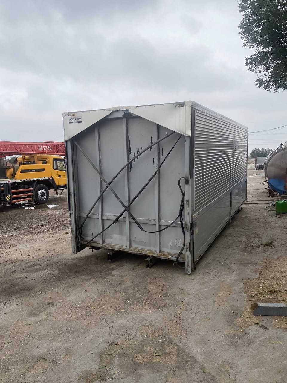 حافضة الطول سته وربع 
العلو مترتين و٤٠ 
للبييع  ***********
السعر ٥٥ ورقه
