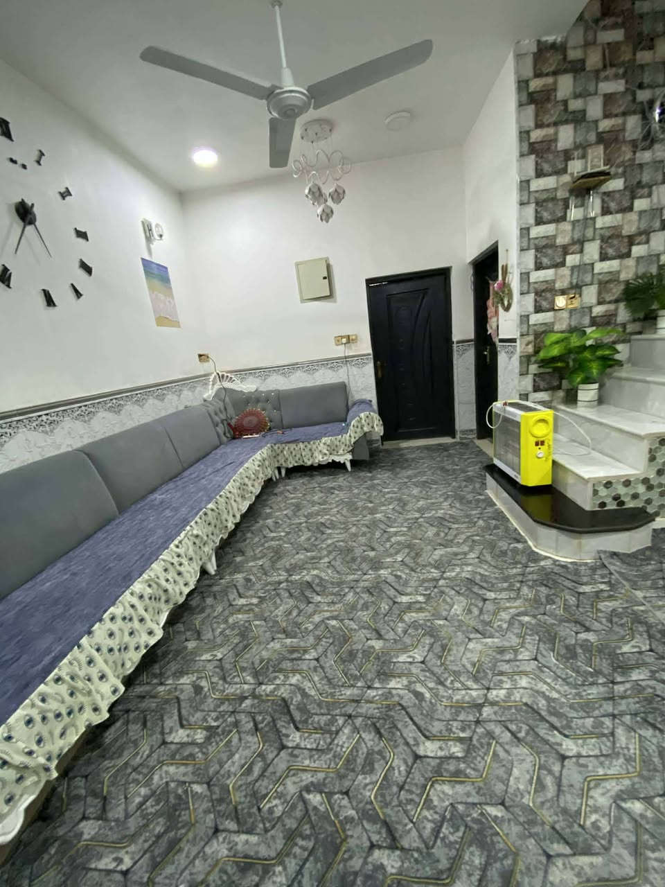 دار للبيع  حله سياحي عتايج حي السلام 
بيت للبيع مساحة ٢٥٠ الواجه ١٠ متر 
متكون من مطبخ حار ٢*٢ مفتوح عالبارد ٤*٥ مع الكاونتر خشب HDF البيبان لمس تصميم تركي حديث 
وستقبال ٥*٧وغرفتين غرفه ٣٠٥٠* ٤ وغرفه ٤*٥  
وكلدور  ارضية البيت بورسلين سباني ناشف لون تبني والازاره سيراميك ملكي 
وحمام مع صحيات داخل وخارج سيراميك 
وكراج ارضية بورسلين كراجات الجدار سيراميك مطعم بحجر طبيعي والستاره والحيطان نثر مطعم بحجر طبيعي  وحديقه بناء حديث سعر 120 بي مجال
العنوان بابل حله محلة العتايج حي السلام يبعد عن الشارع العام حوالي 300 متر للإستفسار اتصل على الأرقام 
***********.    ***********
