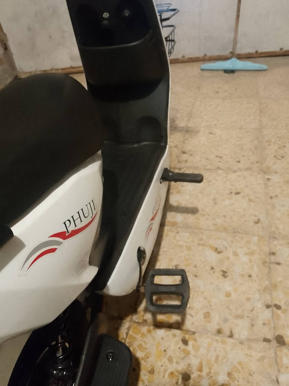 سلام عليكم 
دراجه شحن للبيع  او مراوس ب R9 شركة فوجي افضل شركة سرعه 99 4 نمر ومثبت سرعه بلوتوث نضام NFC بس لكارت ضايع 
بريكات  حساسات اشاير لايت عالي ناصي لد +الوان سكن هورن شاشه ايباد تعرض العطل اذا سامح الله موديل 2026 
سعر خاص او اتصل عل رقم *********** بغداد شهداء العبيدي
