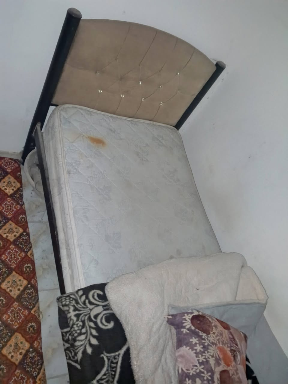 كلهن شلعه وحده للبيع جربايه نفر ودوشكهه ميز طعام كرسي وميز زغير ***********
