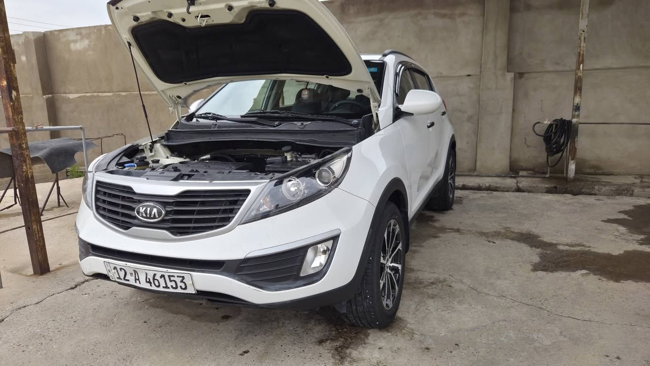 كيا سبورتج 2011 للبيع (نظيفة جداً)
​المواصفات:
​الموديل: 2011.
​المحرك: (2400) سي سي، كير ومحرك بشرط الفحص.
​اللون: ( أبيض).
​الضرر/الصبغ: (صبغ قبغ صندوق..بارد بالباب الايمن).
​الرقم: (نينوى 12) والسنوية (جديدة).هزة 2026
​التفاصيل الإضافية:
كاميرة دوارة وشاشة اندرويد 
​نظام دفع (دفع ثنائي 2WD).
​داخل السيارة نظيف جداً (جلد).
​تبريد ثلج، تدفئة شغالة.
​صدر ونظافة عامة (السيارة جاهزة من كلشي وما محتاجة برغي واحد).
سيرفس كامل للسيارة.طخم تايرات جديد تبديل دهن كير ودهن بريك وتنظيف كامل للمحرك مع حجرة الاحتراق والنوزلات والبلكات
​ماشية: (140000) كم.
​السعر: (138) وقابل للتفاوض بشيء بسيط.
المكان: الموصل.
​للتواصل والاستفسار:
يرجى الاتصال على الرقم: (***********)
أو المراسلة على الخاص.
