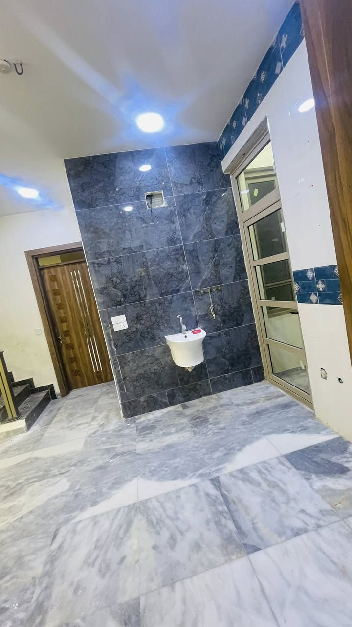 دار كبير للايجار.  للايجار. حديث                                        مساحة 200 متر يحتوي على 7 نوم وحمامات عدد3 ومطابخ عدد2 كل غرفة 6*6 وبلكونات العنوان صليخ قرب سريع محمدالقاسم مدرسة مايس جامع الابرار حي الشماسية السعر   ( مليون و750 ).                                     وبي مجال للستفسار.    ***********.                            ملاحظة الدار يسلم مصبوغ بلكامل صبغ درجة اولى
