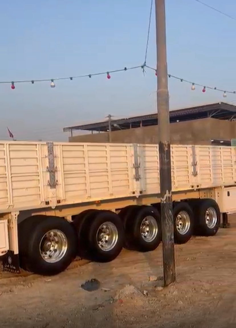 السلام عليكم عربانه للبيع حدادة غسان موديل 2025/ 5 محاور تخم تاير نص جناب للاستفسار (***********) مكان بصره اني مكلف بل نشر
