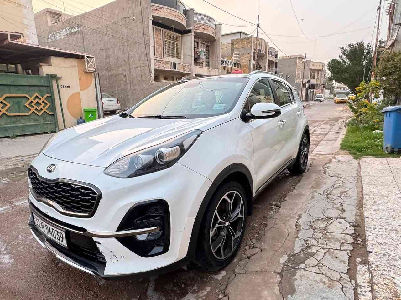 السلام عليكم سبورتج موديل 2020 للبيع فقط.. 
السعرر : 210 وبيها مجال بسيط . 
السياره ماشيه 70 الف تقريبا  
السياره مكفوله من الصبغ بيها رصعتين أو ثلاثه رصعات. 
بيها طخه صغيرة ممصلحة بالدعامية الأمامية مبينة بالصور مماثرة ابد 
المواصفات :
1- حساس امامي خلفي 
2- هاند بريك بصمة 
3- كشنات كهرباء 
4- شاشة وكامره اصلية 
5- جنطة كهرباء 
6- مري شفط 
7- مانع انزلاق و 3 وضعيات قياده نورمال و سبورت و ايكو. 
8- بانوراما 
9- محرك 2000 دوش 
10- تحكمات ستيرن 
مواصفاات الجي تي لاين ... 
السياره جديده جدآ سبيرها منازل مال جناي 
العنوان بغداد 
للاستفسار اكثر الاتصال على الرقم ***********
