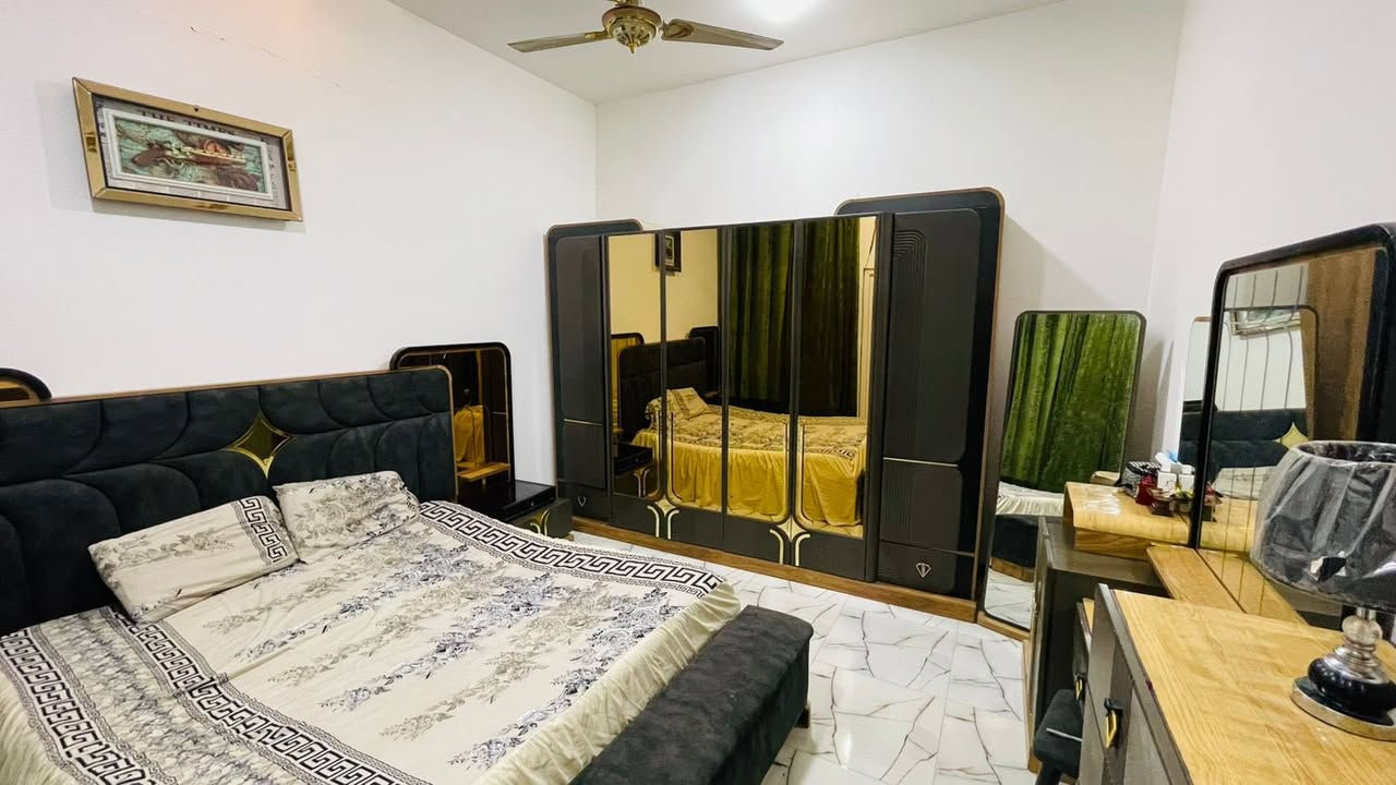 السلام عليكم بيت للبيع طابو زراعي سند25 مساحه 400 يحتوي ع ثلاث غرف نوم ع شكل سويت يعني كل غرفه داخلها حمام ستقبال وهول وصاله ومطبخ حار وبارد صقف الصاله وستقبال جم سمبورد صحيات داخليه وخارجيه  مساحه الحديقه 160 متر مربع /عدد الثريات 7+ مراوح سقفيه 7+ماطور ماي +سخان عدد 2+تانكي ماء عدد3 +كاونتر مطبخ حار وبارد 
مكان البيت مجمع حجي غسان خلف السياسين
السعر 165مليون 
للتواصل:***********
