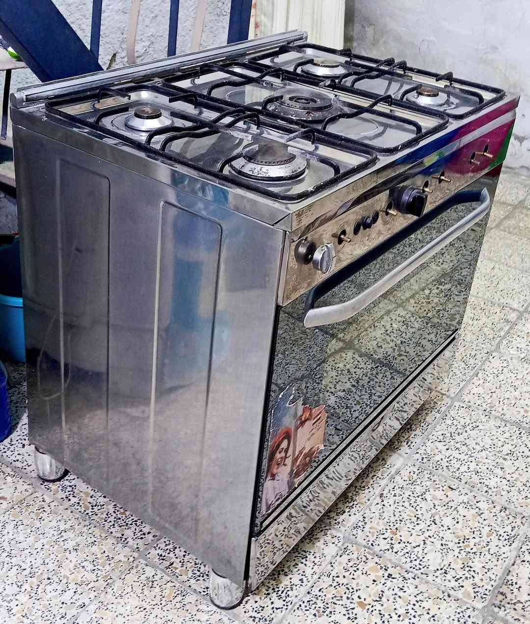 السلام عليكم. 

 طباخ نظيف استعمال شهر واحد عالخفيف (اريد ابيعه لان ماعندي مساحة بالمطبخ) 
صناعة مصرية
ستيل نظيف، كل العيون تشتغل، الفرن يشتغل، نار عالية. 
عيبه الوحيد مابي جامة ومابي يدات. 
السعر: 150الف وبي مجال قليل. 

للتواصل، هاتف/واتساب: ***********
(غير متواجد على فيسبوك) 

المكان: بغداد/مدينة الصدر/قطاع74 عالبرة مقابل قطاع 80
