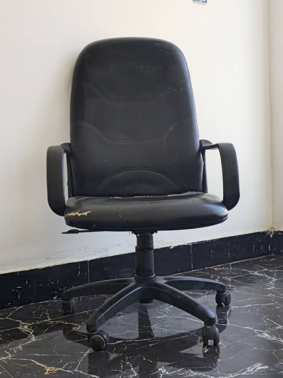 ميز مكتبي جام 
قياس 100×60 سم ارتفاع 75 سم 
ماخذه 160 رايده 75 نهايته
كرسي مكتبي متحرك جك + مرجوحه جدا نظيف السعر 50 وبي مجال 
***********
