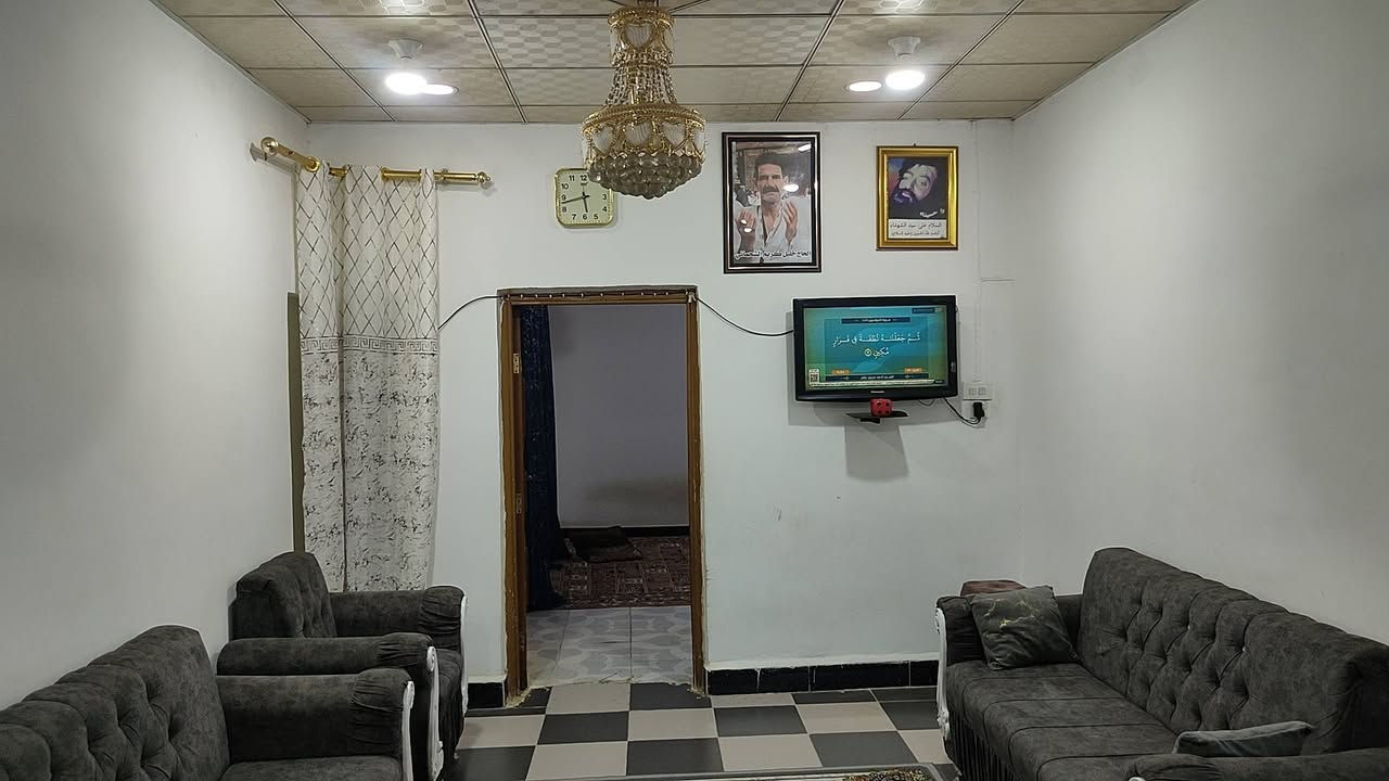 للبيع للبيع
#دار طابقين 
#منطقة حي العمال
#المساحة 150 متر
#بناء الالفينات وعالي عن الشارع ثلاث درجات
#الطابق الارضي يحتوي على 
غرفتين وصالة ومطبخ وبراني ومجمع صحيات داخلية وخارجية 
#الطابق الثاني يحتوي على 
غرف عدد 4 وصحيات 
للاستفسار او كثر مراسلتنا على الخاص او الاتصال على الأرقام التالية أو مراجعة مكتبنا 
مكتب الفخامة للعقارات في السماوة 
الواقع في منطقة الحكم قرب مكتب العصائب القديم ومقابل باب متنزه الزهور
***********
***********
***********
