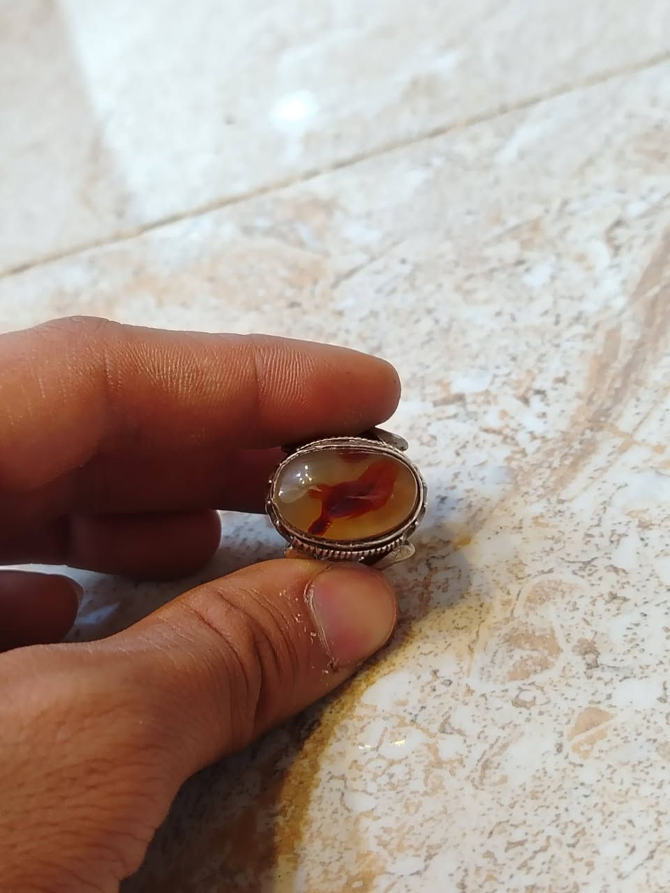 سلام عليكم  محبس مصور بي  صوره طير واضحه وصياغه ثكيله اليريده يراسني او يتصل ***********
