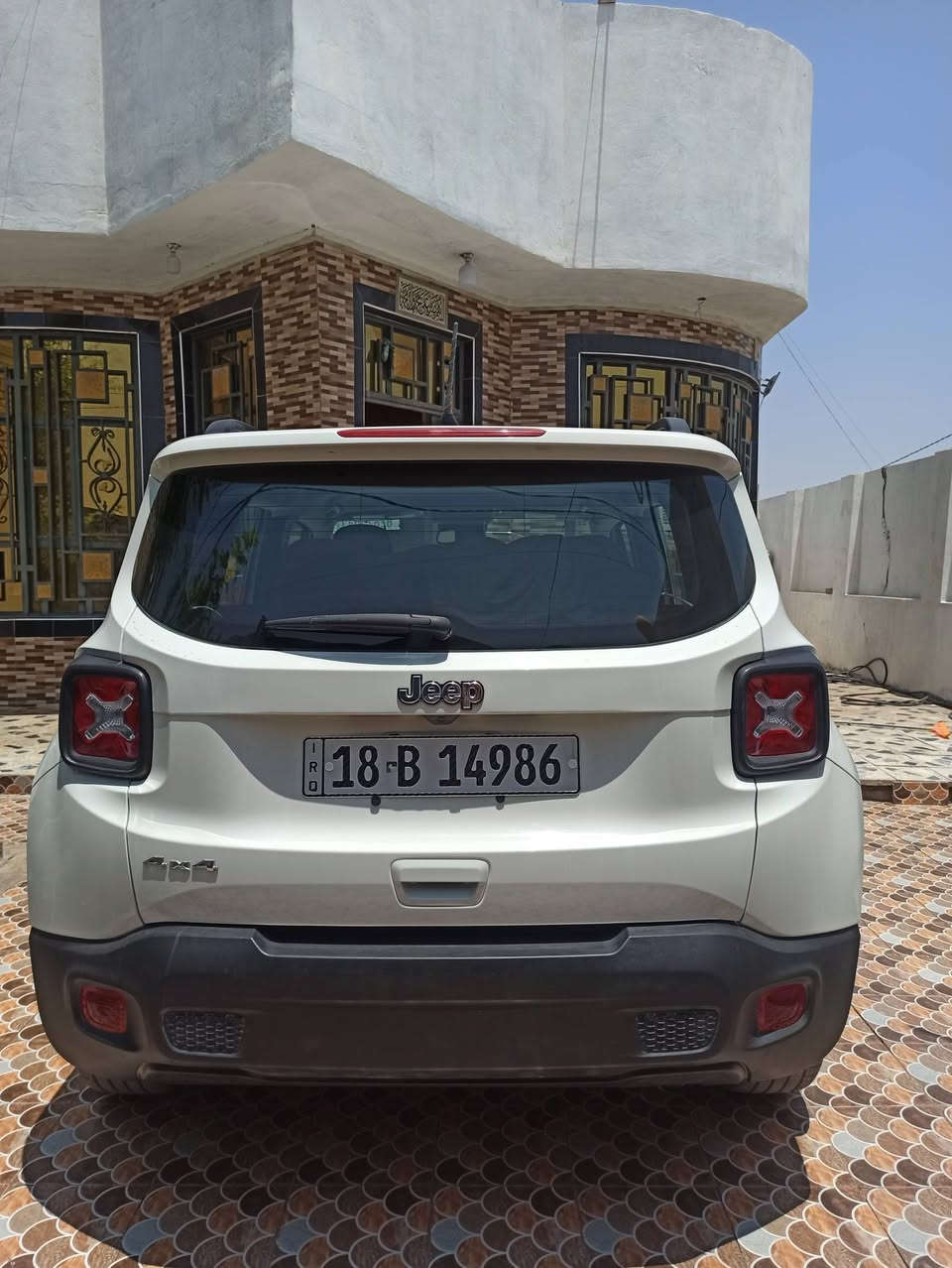 ### 🚨 بيع مستعجل - جيب رينجيد 2023 (Jeep Renegade) وارد أمريكي
**سيارة شبابية وعائلية مميزة، تجمع بين القوة والاقتصادية، وبحالة ممتازة جداً (شغل واطلع) وللبيع السريع!**
#### ⚙️ المواصفات الفنية:
 * **الموديل:** 2023
 * **الرقم:** مرقمة بابل (الرقم والسنوية جاهزة).
 * **المحرك:** 1.3 لتر تيربو (1.3L Turbo) - قوي جداً واقتصادي في استهلاك الوقود.
 * **ناقل الحركة:** أوتوماتيك من 9 سرعات.
 * **نظام الدفع:** دفع رباعي 4x4 (AWD).
 * **المسافة المقطوعة (الممشى):** 15 ألف ميل فقط.
#### ✨ المواصفات والميزات:
 * شاشة لمس كبيرة تدعم نظام **Apple CarPlay** و **Android Auto**.
 * كاميرا خلفية عالية الدقة مع حساسات خلفية للمساعدة على الركن.
 * أنظمة أمان متطورة: رادار تحديد مسار، تنبيه النقطة العمياء، ونظام التحذير من التصادم الأمامي.
 * تحكم كامل من المقود (ستيرن) ومثبت سرعة (Cruise Control).
 * نظام تشغيل بصمة (Push Button Start).
 * ويل ميث (جنوط ألمنيوم) مميزة.
#### 📋 تفاصيل الحادث والضرر:
 * **الحادث:** صدمة خارجية في الواجهة الأمامية تركزت في الجاملغ (الرفرف) الأمامي الأيسر والدعامية (المصد)، وتأثرت فيها قاعدة الرادياتير والشبك واللايت الأيسر (كما هو موضح في صور المزاد المرفقة).
 * **الإيرباغات (Airbags):** **سليمة تماماً بالكامل 100% ولم تفتح** (الدشبول والستيرن بحالة الوكالة).
 * **التصليح:** السيارة مصلحة تصليح درجة أولى وبقطع ممتازة، المحرك والشاصي سليمين تماماً والصدمة لم تصل للأجزاء الداخلية.
#### 💰 السعر والاتصال:
 * **السعر المطلوب:** 130 ورقة ($13,000) وقابل للتفاوض البسيط للجادين (البيع مستعجل).
 * **مكان السيارة:** بابل - مدينة القاسم.
 * **للتواصل والاستفسار (اتصال أو واتساب):** ***********
