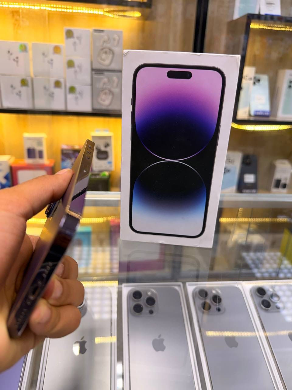 🔥اقوه عرض 🔥
ايفون 14بروماكس لون مميز بنفسجي  ذاكره نص تيره ركز (512) بطاريه91 🔋 نموذج M كارتون مطابقه   
 ممبدل بي شي مع ضمان 5 ايام  نضافه 100‎%‎ زلغ ما بي يخبل وتر بروف كامل ملحقاته الجهاز نضافه كانما فاتحه من الكارتونه بلحاسبه كله نورمال   
مكاني  كربلاء تحت جسر باب طويريج مركز ابو حيدر للمبايل
☎️*********** 
سعر  950 الف
