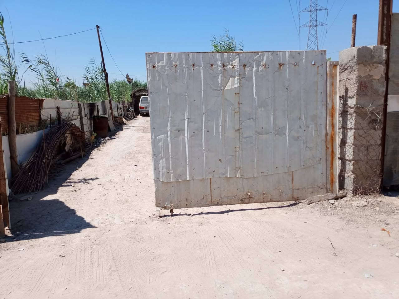 السلام عليكم دار للبيع مساحته 600 متر طابو زراعي البيت متكون من غرفتين وحمام داخلي ومضيف وستقبال ومطبخ وحمام خارجي حديقه مرتبه وصحيات خارجي على وشك أن تكـمل العنوان/ حله شارع حله بغداد القديم مشروع المسيب مقابيل منطقه البدعه قرب مدرسه سيد خليف العناوي للاستفسار التصال/ ***********

