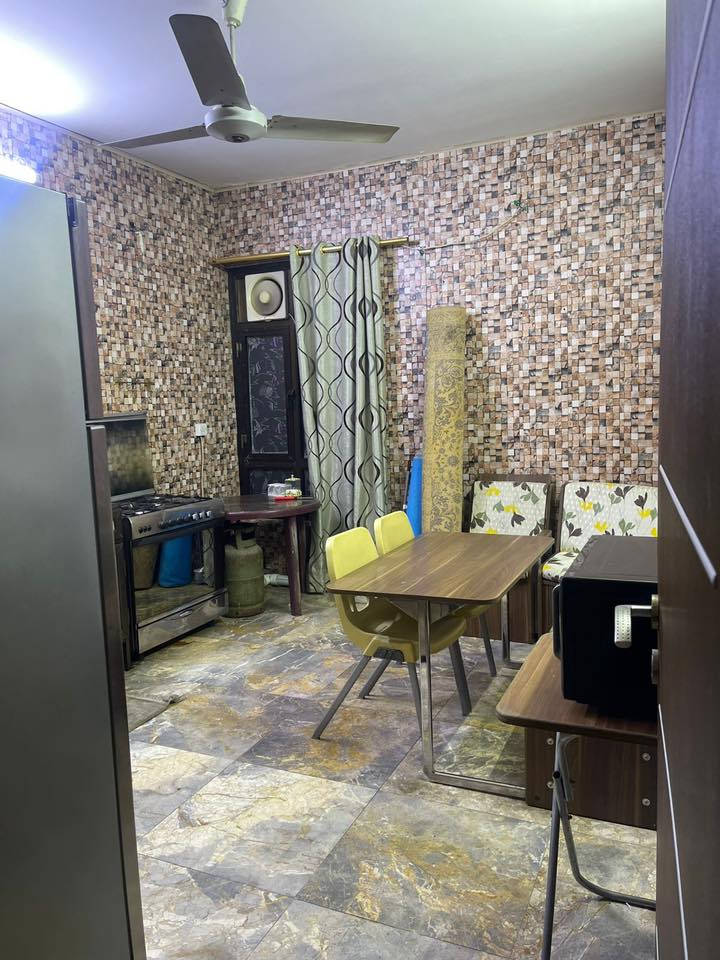 شقه للايجار طابق اول
درج خارجي معزول 
نت ومولده من ضمن شقه 
مؤثثه حسب الصور غرفه نوم واحده وملحقات وهول 
اليرموك مقابيل كليه الناجي فرع عطاريات ورق الغار 
ايجار شهري عوائل 
السعر 1,200,000
ابو ياسين ***********
حاليا فارغه للايجار
