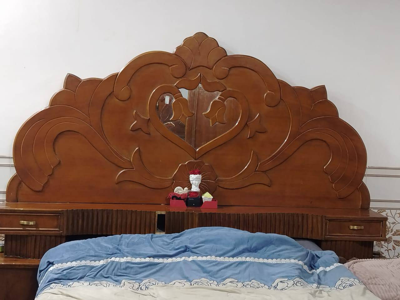 مكلفه بلنشر غرفه للبيع نقص صوميه السعر ٣٥٠ قفل مكانه النيل للاتصال ع الرقم ***********
