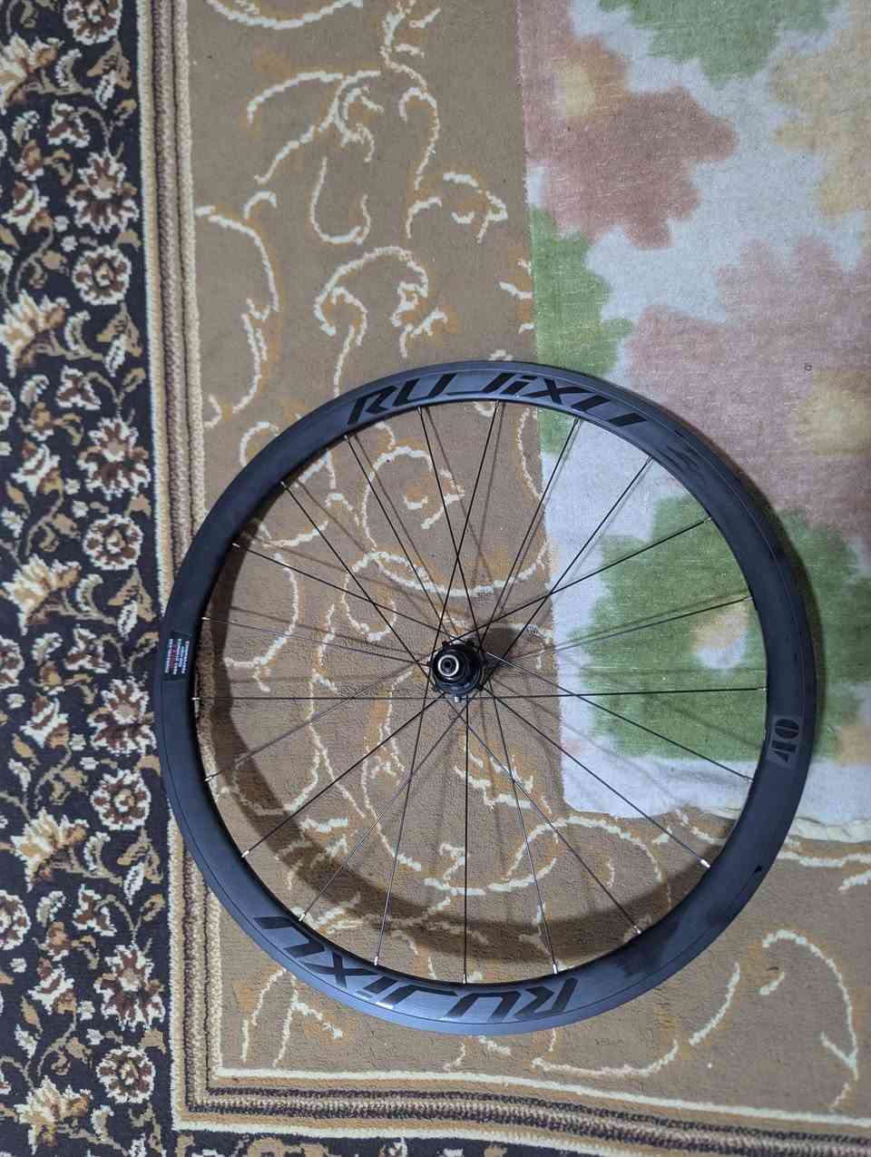 سلام عليكم
(C700)للبيع زوج ويل رود 
معدن المنيوم بطيخه كاربون 
ارتفاع ٤٠ 
كمبليون يدعم كاليبر بريك (بريك طوق )
جديد غير مستخدم 
السعر ارجو المعذره عن ذكره الي حاب يتفضل خاص او على الرقم *********** 
تحياتي
