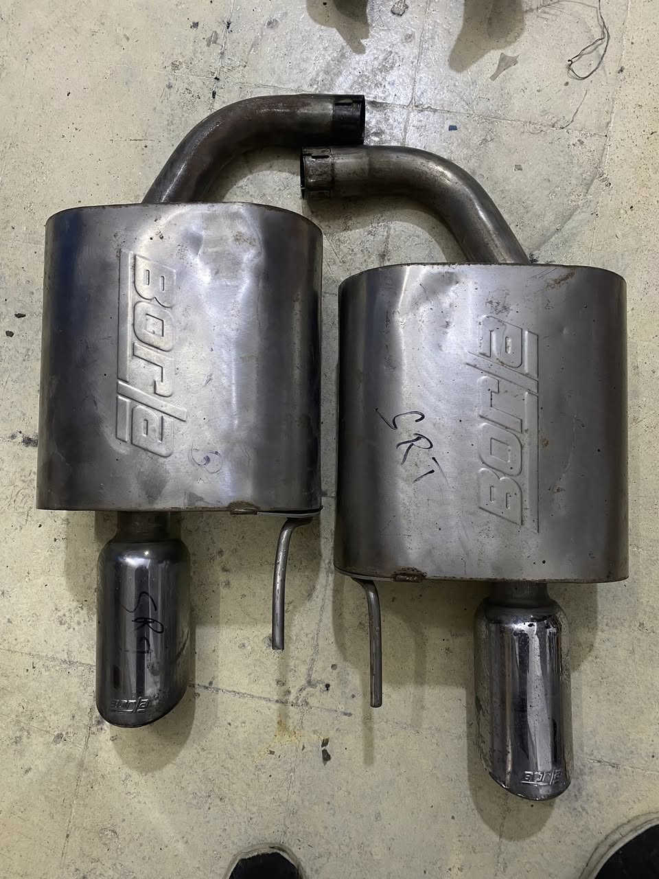 السلام عليكم
متوفرقطع غيار srt وهيلكات 
اكسل srt موديل 2023 
درايف شفتات وايد بدي
شوته اير ايد وبلاديه 
دبلات خلفيه اصفر كهرباء 
نفخات جاملغ خلفي وايد بدي 
دبات بورلا اتاك هيلكات ودبات اسود موبار 
المنصور دور السود 
للاتصال ***********
