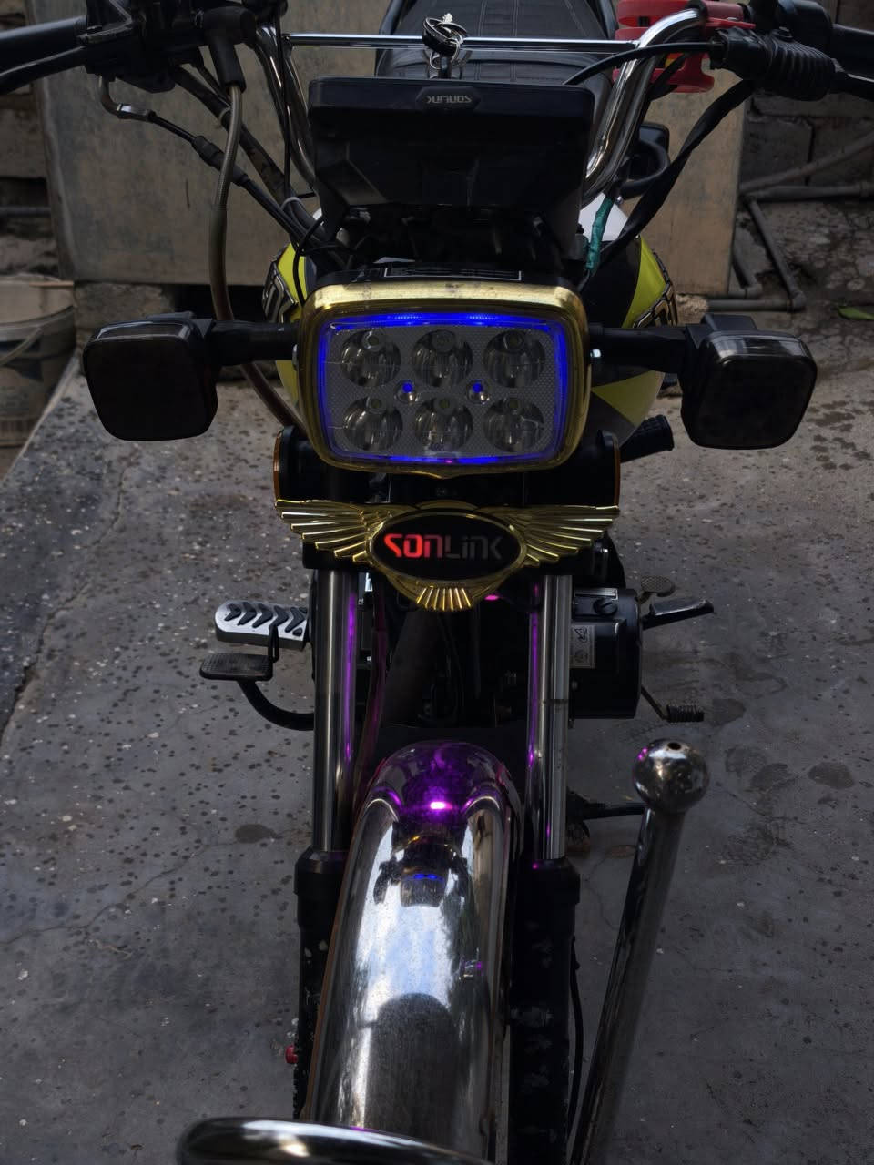 السلام عليكم دراجة البيع سونك  موديل 24  مكفوله كفالة عامه أوراق كامله الدراجه جديده وحلو مكينه 200 وشرط انضف من الصوره كهربائيات سلف كله شغال بشرط انضف من الصوره السعر 675  وبيه مجال الشراي يتصل وبيه خير ويدلل  ***********
