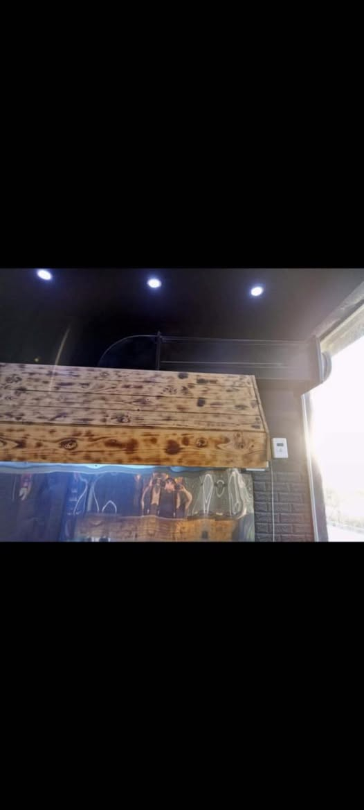 سلام عليكم
بوجة ساحبه وميز امامي  ثنينهم ديكور خشب 
الميز بي رف مرمر وشغل درجه اولى قياس مترتين ونص 
السعر ٣٠٠ 
اتصال ع رقم ***********
