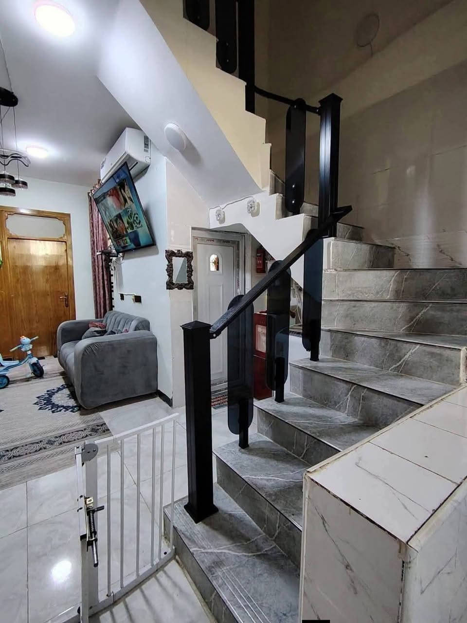 🏡دار للبيع🏡
المساحة: 120 متر مربع
✅ #طابو_زراعي_سند_25_أقرار_محكمه
السعر: 38 مليون  (مع المجال)
الموقع: النجف شارع الصب عمود 317 

مواصفات البناء:
غرفتين نوم وصاله ومطبخ واستقبال حمامات داخليه وخارجيه وكراج 
بناء مرتب (أساس + سقف كونكريت + طابوك)
أرضية بورسلين أبو الـ 60

الخدمات:#بعد_عن_سوق_100م
ماء كهرباء مدارس سوق تبليط مولد

للاستفسار***********او واتساب
