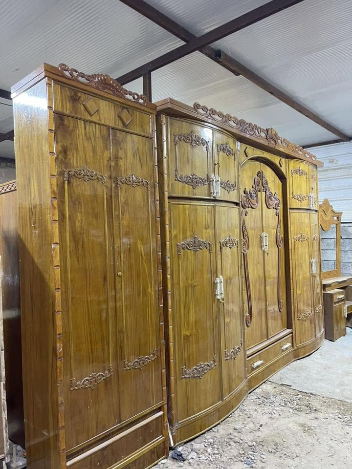 السلام عليكم غرفه نوم جديده حطاطه   حديثه خشب ثقيل فول  كامله مابيهه اي نقص ملاحضه جديده وليس مستخدمه  تتكون من زاويه وجربايه وميز جربايه وتواليت وجزامه وصوميه كامله للتواصل*********** السعرمليون و100
