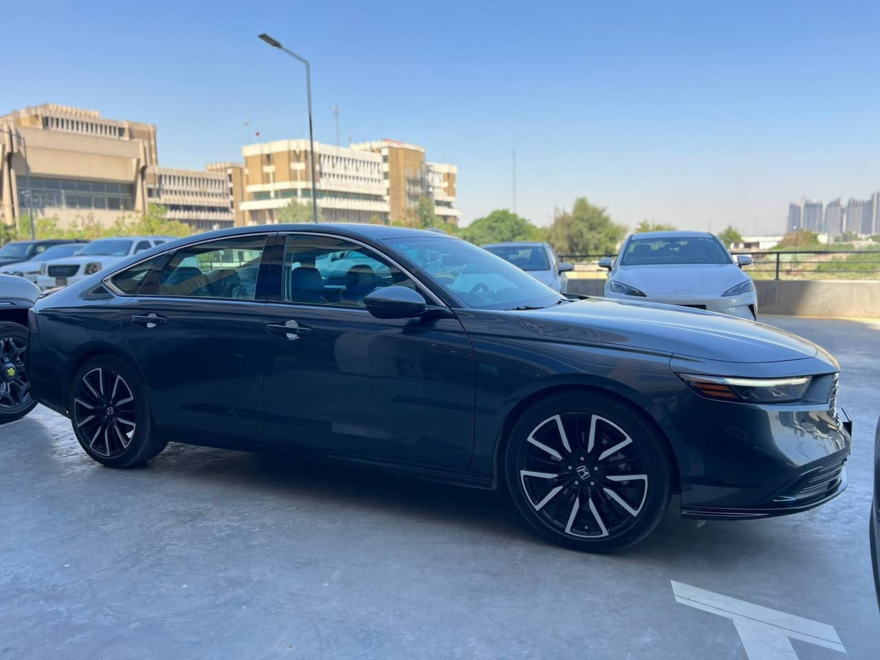 السلام عليكم 
هوندا اكورد هايبرد 2023 فول مواصفات 
رادار 360 
كشن خزن ميموري وكهرباء وجلد وهيتر 
مراه جانبيه هيتر ورادار
مرآة تعتيم ذاتي 
قياده ذاتيه 
قطعتين تبريد 
حادث جانبي وصندوك بجم كبس 
باب السايق والوراه والجامغ الخلفي سطحي ومصبوغات والصندوك مبدل خام اسود 
مكاني بغداد / السعر ١٧٥$ بيها مجال للطيبين
رقم هاتف / ***********
