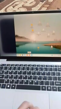 لابتوب • يشتغل بس بالشاحن • سواد بطرف الشاشة