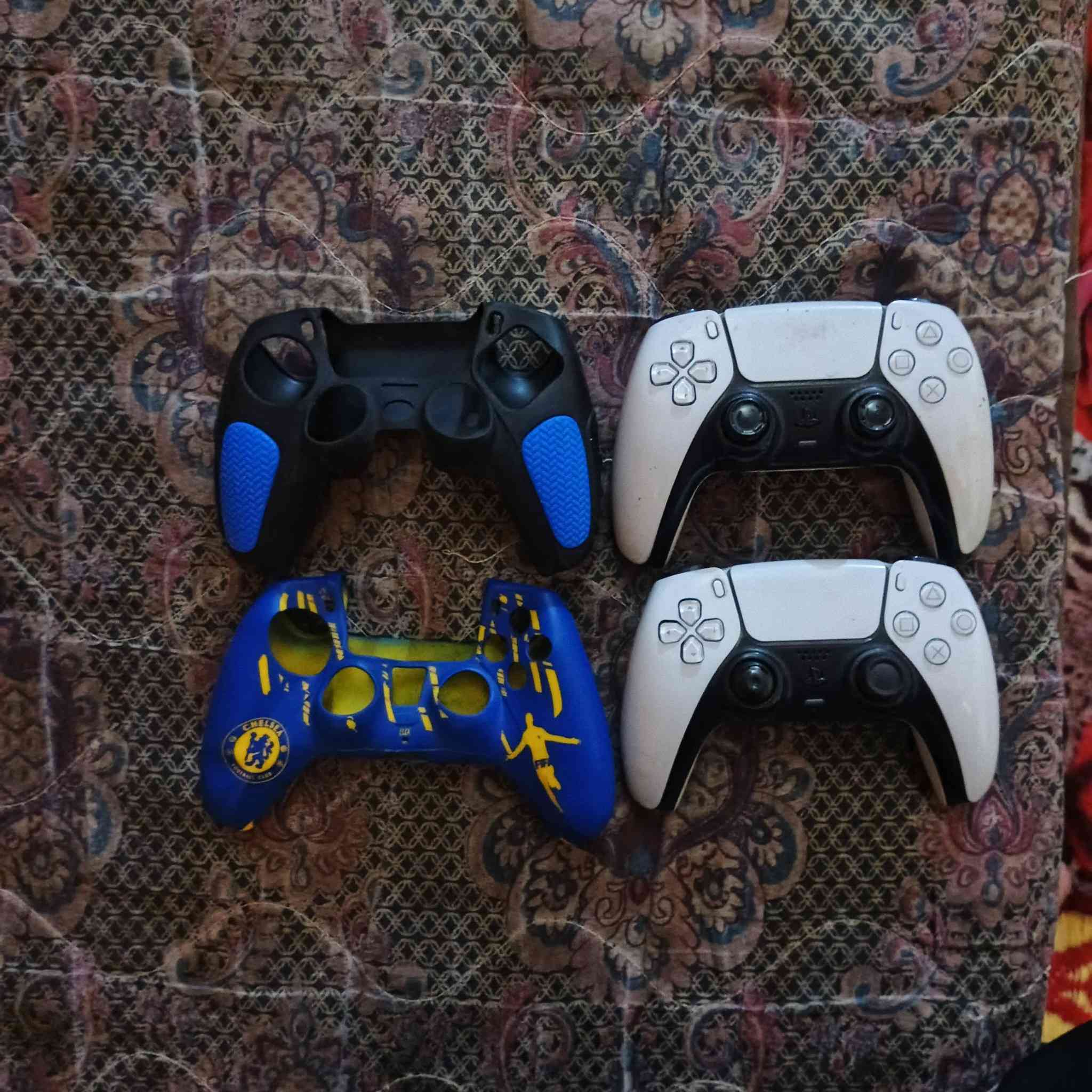 السلام عليكم 
جوستكات 2اصليات باله مع الكفرات السعر 100الف 

مجموعه أقراص شرط الفحص كم قرص غير مستخدم إطلاقاً السعر 120الف وبي مجال 

مكاني بغداد حي جميله 

تواصل واتساب ***********
