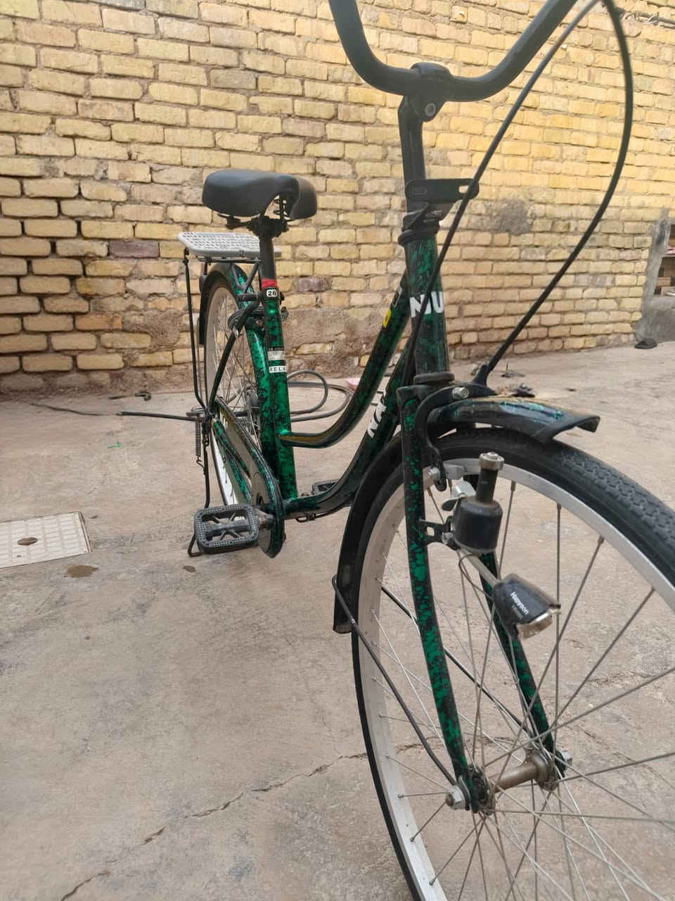 للبيع بايسكل بناتي حجم 26 ياباني اموشم نضيف كلش عوزه اچوابه فقط السعر 130 وبي مجال***********.
