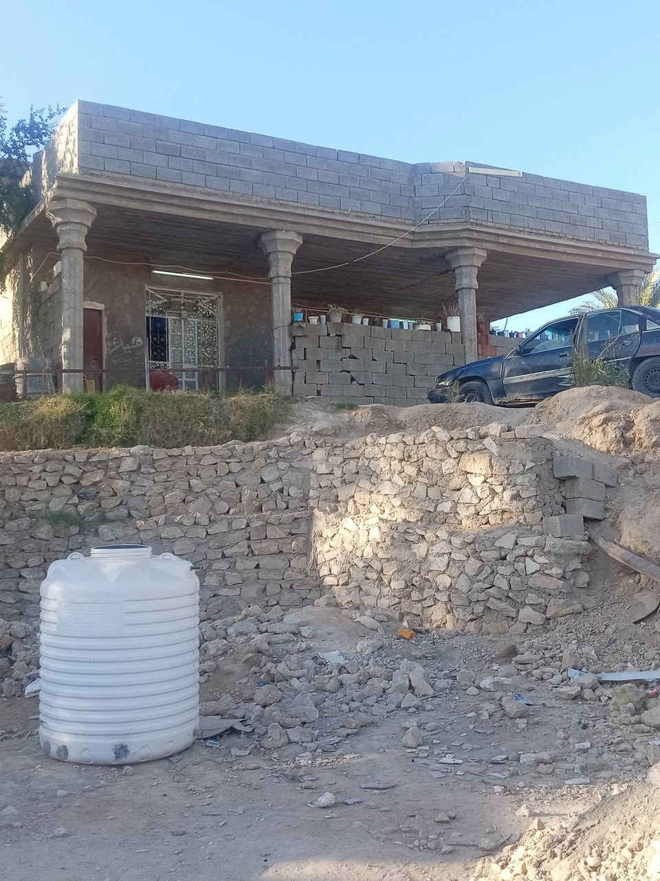 بيت للبيع بحقلانيه حي صديق مساحته 450 متر بيت جديد قرف 2 جوه و 2 فوك و ستقبال 6×4 مطبخ 5×4 صحيات و حمام دخلي صاله 9 ×3  و بيتونه 9×3


**إذا كنت صاحب هذا الإعلان وتريد حذفه لأي سبب، رجاءا أرسل رسالة إلى الدعم الفني**