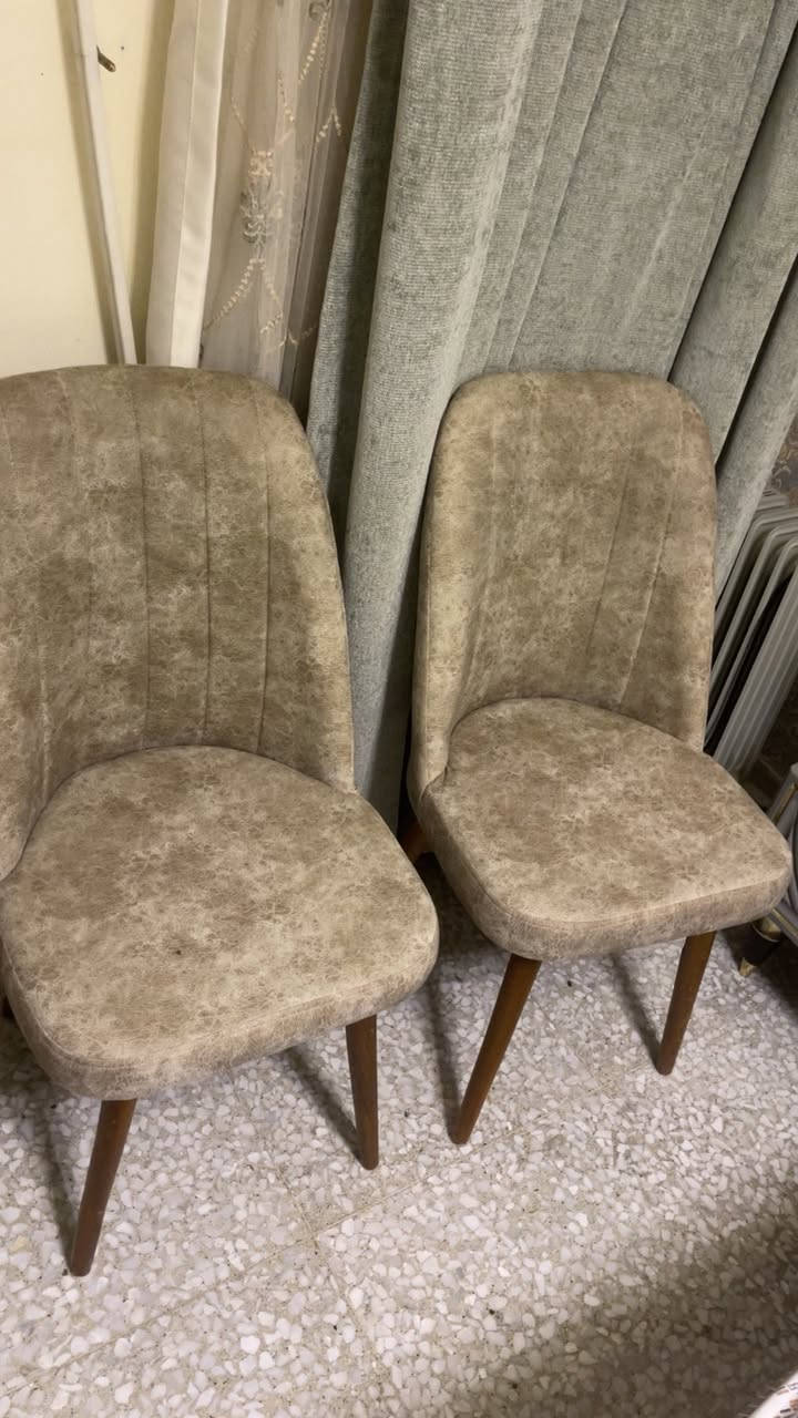 ميز طعام مع أربع كراسي 
سعر ٩٠  الف 
بغداد عنواني 
***********
