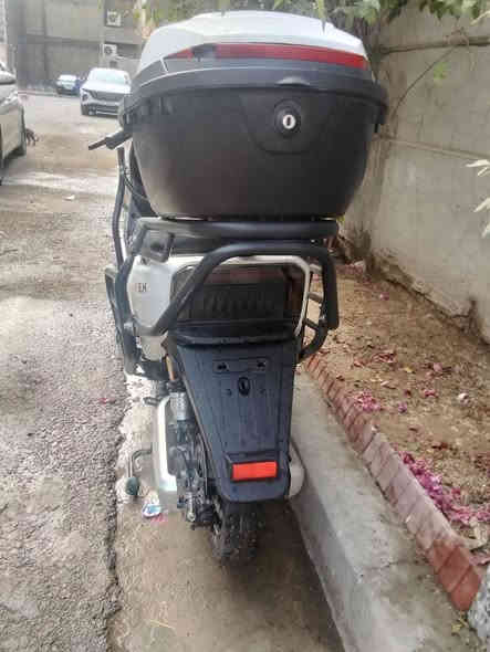 السلام عليكم دراجه شحن سرعه 50 دراجه مرتبه نضيفه بس ضرر بالصندوك موضح بالصوره تاير الخلفي صار سبوع شاده  دراجه خير من الله مكاني البلديات تقاطع المصرف للايتفسار ***********
