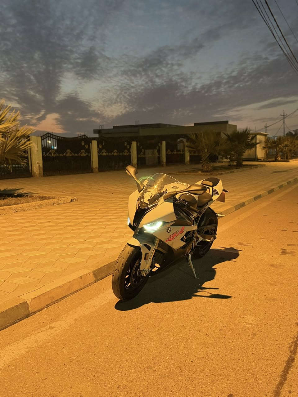 السلام عليكم  BMW s1000rr 👉للبيع 👉وارد يابان كفالة من الزلغ ماشية 10 لاف ستوك بحالة الوكالة دراجة طالعة من معرض مو مال شارع 😍 عنواني ميسان مركز المحافضة الدراجة جاهزة من كل النواحي دهن موتل اللة شاهد بانزين كلة محسن حتة ما طلع بيهة الشراي يتصل على هذة رقم ***********. للمعلومة صور المزاد عدي اذا تجي من غير محافضة تشلع عيوني تجي اذا لكيت زلغ بيهة كروتك روحة رجعة علي وضيفك يمي وكون بخدمتك وذا ماعدك بلاش تاخذهة  ملاحضة اذا مراوس
👈بتاهو 👉 ميخالف واطي فرق عادي اسف على الطالة
