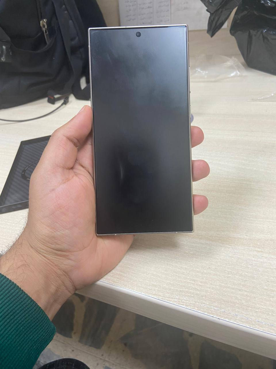 السلام عليكم ورحمة الله وبركاته
جهاز Samsung S24 ultra 
ذاكرة ٢٥٦ 
نظافة ١٠٠%
ملحقات [ كارتون  +كيبل الاصلي +شاحنة الأصلية + كفرات عدد ٤ اصليات] 
للبيع فقط بسعر ٩٠٠ الف وبيه مجال قليل 
العنوان بغداد 
***********
