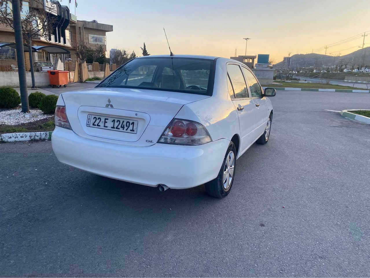 ***********
What is ***********

لانسەر مۆدێل ٢٠٠٧
سپی بەفری
ته نها كارت و هه يه سياره كه 
پيش و پشت كه پسه 
سه نه وي تاكو ٢٠٣٠ نويه 
گێڕ تۆماتیک
مەکینە گه وره يه

وتۆڵ و بێ کێشە 
شوێن ڕانیە...
؛ رانية, السليمانية
