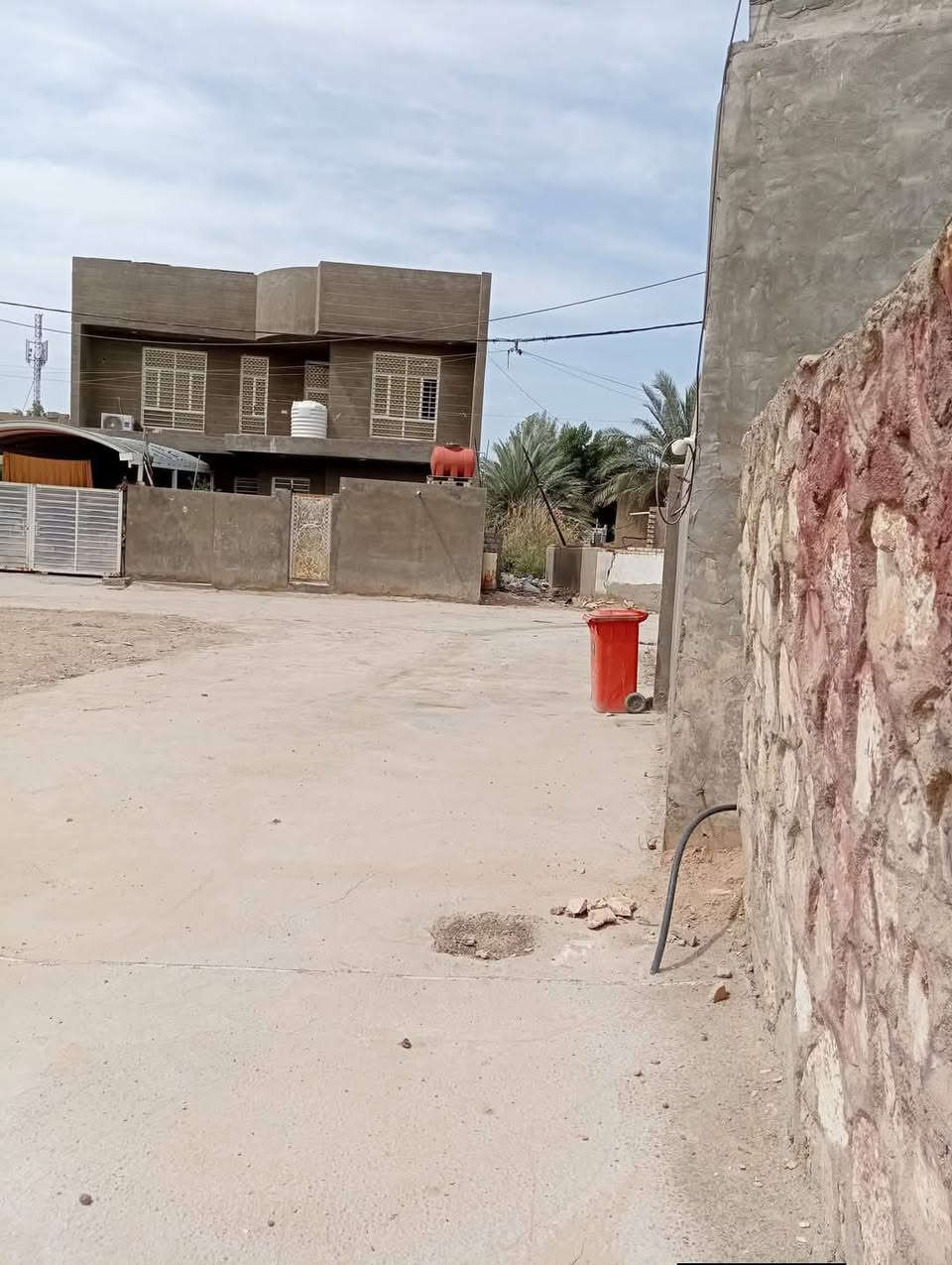 السلام عليكم
 قطعة ارض للبيع 
مستعجل
مكان مميز جداً 
طابو زراعي سند25 
بإسم صاحب الارض
العنوان / /بابل الحمزه  الغربي المدحتيه شارع العلاوي داخل فرع تبليط ومجاري 
المساحة//327متر
الواجه //٢٥متر
ابنزال١٣متر
السعر/ ٢٢٥سعر المتر الواحد وبي
تحويل القطعه ثاني يوم بعد الشراء 
 مجال 
خدمات كامله من ماء وكهرباء ومجاري خارجيه وتبليط لحدباب القطعه
للاستفسار
مراجعة مكتب دلالية وائل الهندي شارع 60 قرب سلوان ابو الكاشي مقابيل فرع علي قماره 
*********** وائل الهندي 
*********** ابو علي
