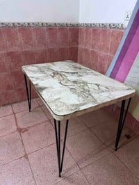 ميز طعام • بدون كراسي • مستخدم رايده