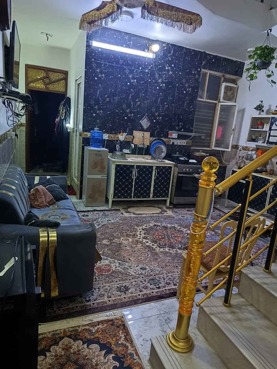 سلام عليكم بيت للبيع مساحه 100 م واجه 5 نزال 20 الموقع بدايه المربع الثاني مقابل ماركت الشام  بناء حديث درجة اولى   يحتوي على استقبال مدخلين  + منور ومطبخ ترك جانبي. وحمام   وغرفه نوم 
الطابق الثاني 2 غرفه نوم وحمام. + بيتونه وسطحين 
للاستفسار اكثر   *********** واتساب
