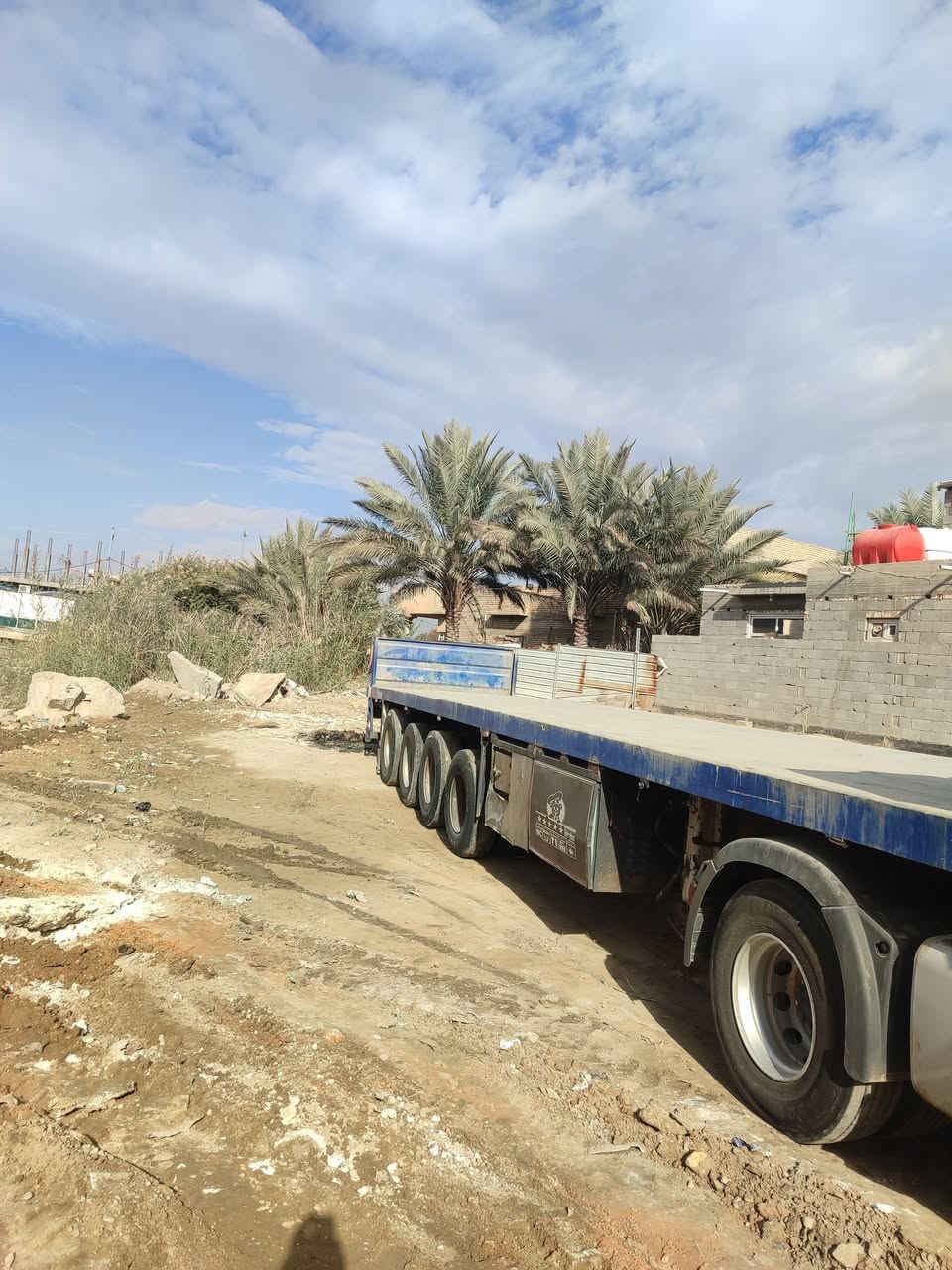 السلام عليكم سياره للبيع بم ونوزل 410 تخم تاير مربوطه 4محاور فلات  دنكير 16مع تنكر سنويه 2030 تحويل مباشر موديل 2003 كير اوتماتيك رتايدر جاهزه للعمل تريد بس راس ترهم تريد بس عربانه هم ترهم
السعر 180 ورقه 
***********
