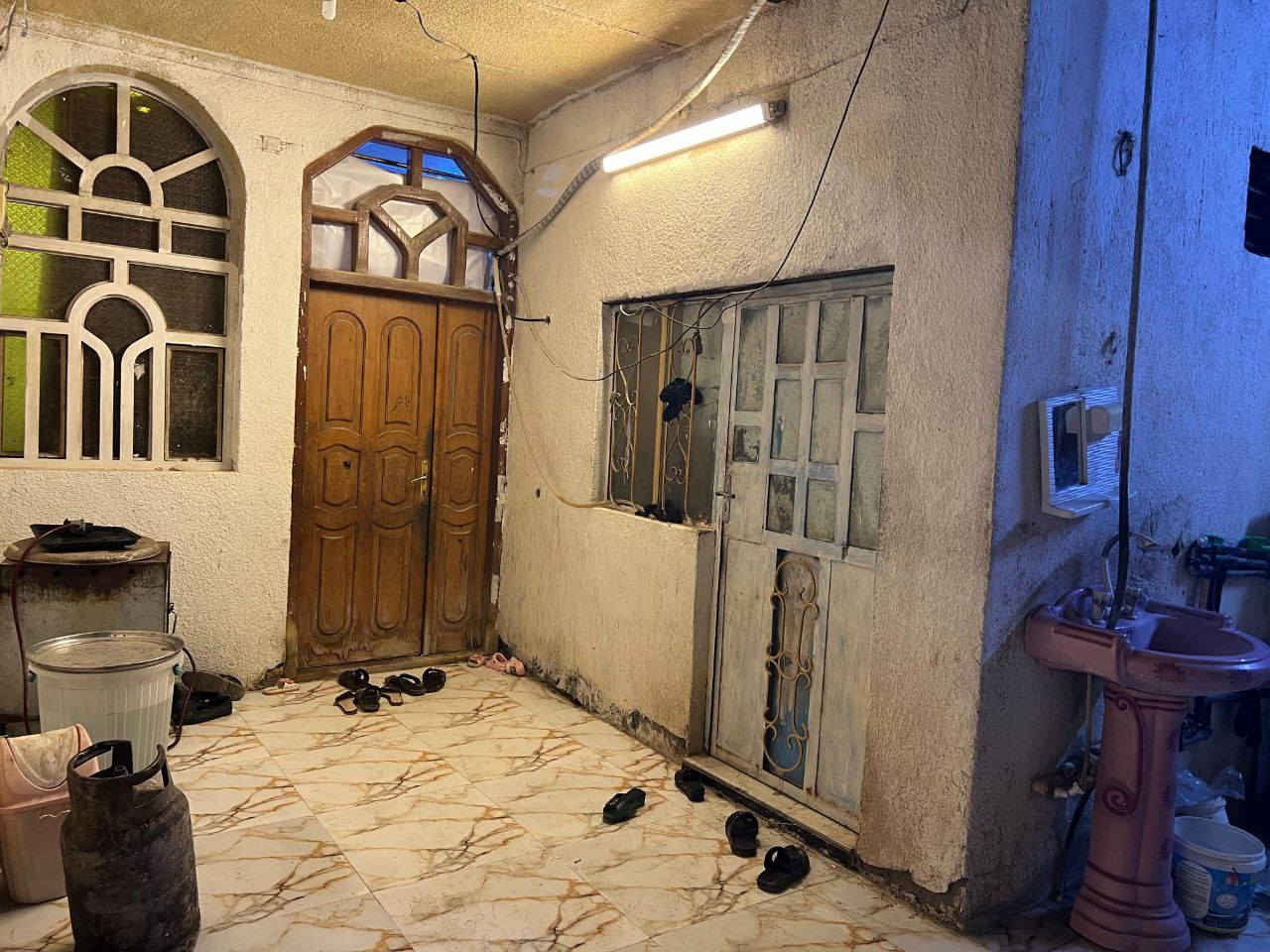 سلام عليكم 

▪️دار طابو صرف للبيع 

▪️المساحة 150 / م

▪️البناء طابوق  

▪️مكان سوق الشيوخ سماعلية الاولى بلقرب من موسسة العين 

▪️البيت يتكون من طابقين الطابق الثاني قيد الانشاء 

▪️الطابق الاول ثلاث غرف وصالتين واستقبال ومنور وصحيات خارجية وداخلية وساحة 

▪️السعر 130 وبيه مجال 

▪️الاستفسار واتساب او الاتصال على رقم التالي 

▪️***********
▪️سيد حسن الموسوي 

▪️مكتب الاحرار شارع البصرة يم الجزرة مبايلات القديمة
