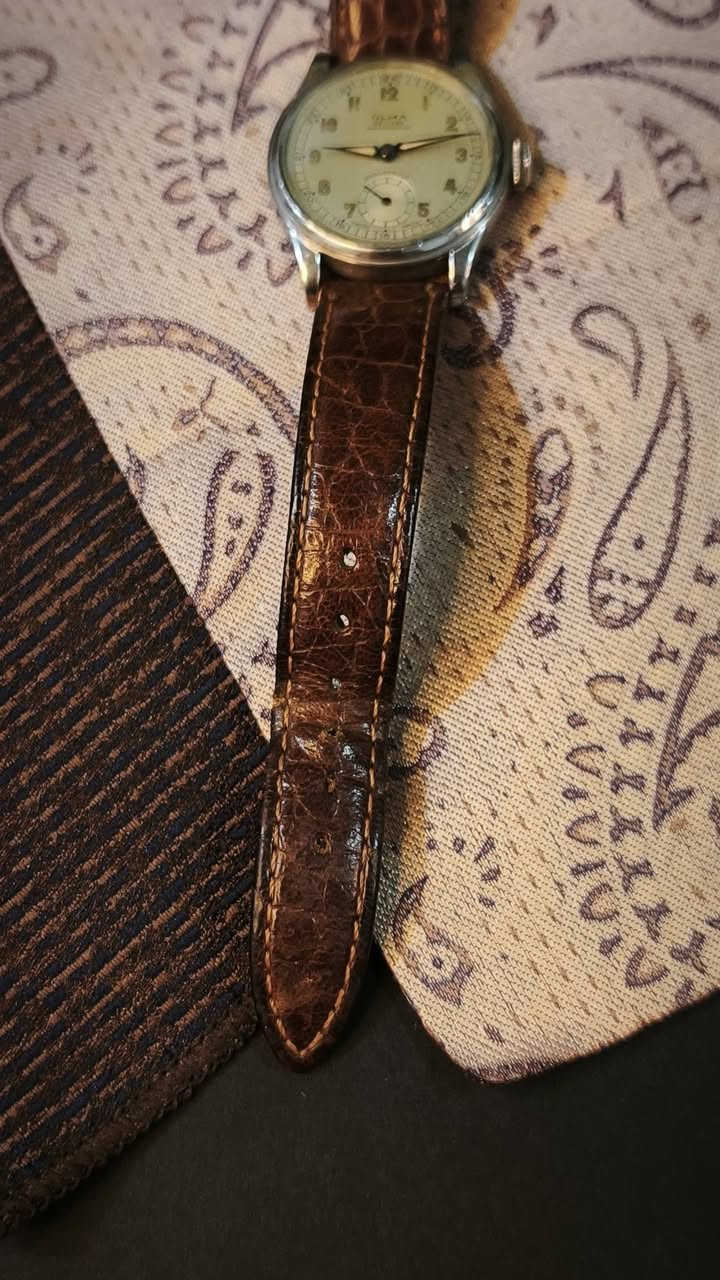 من شركة OLMA العَتيقة..
نضع بين أيديكم هذه التحفة الفنّية الVintage..

– من الزمن الجميل، ربّما ستّينات أو خمسينات القرن الماضي

– حركة ميكانيكية يدويّة (نصب، تكويك)
–مينا مميّزة، waterproof, shockproof
–سير جلد ممتاز (قد يكون مستبدل)

اختيارُ هذه الساعة ليسَ لمتابعةِ الوقت،
بل لتقديرِ ما يمثّله.

يمكنكم طلبها الآن، 
تواصلوا معنا على الخاص
أو على الرقم: ***********
(الواتساب مثبّت في الصفحة)
أو على التليجرام:  @drwatchee
