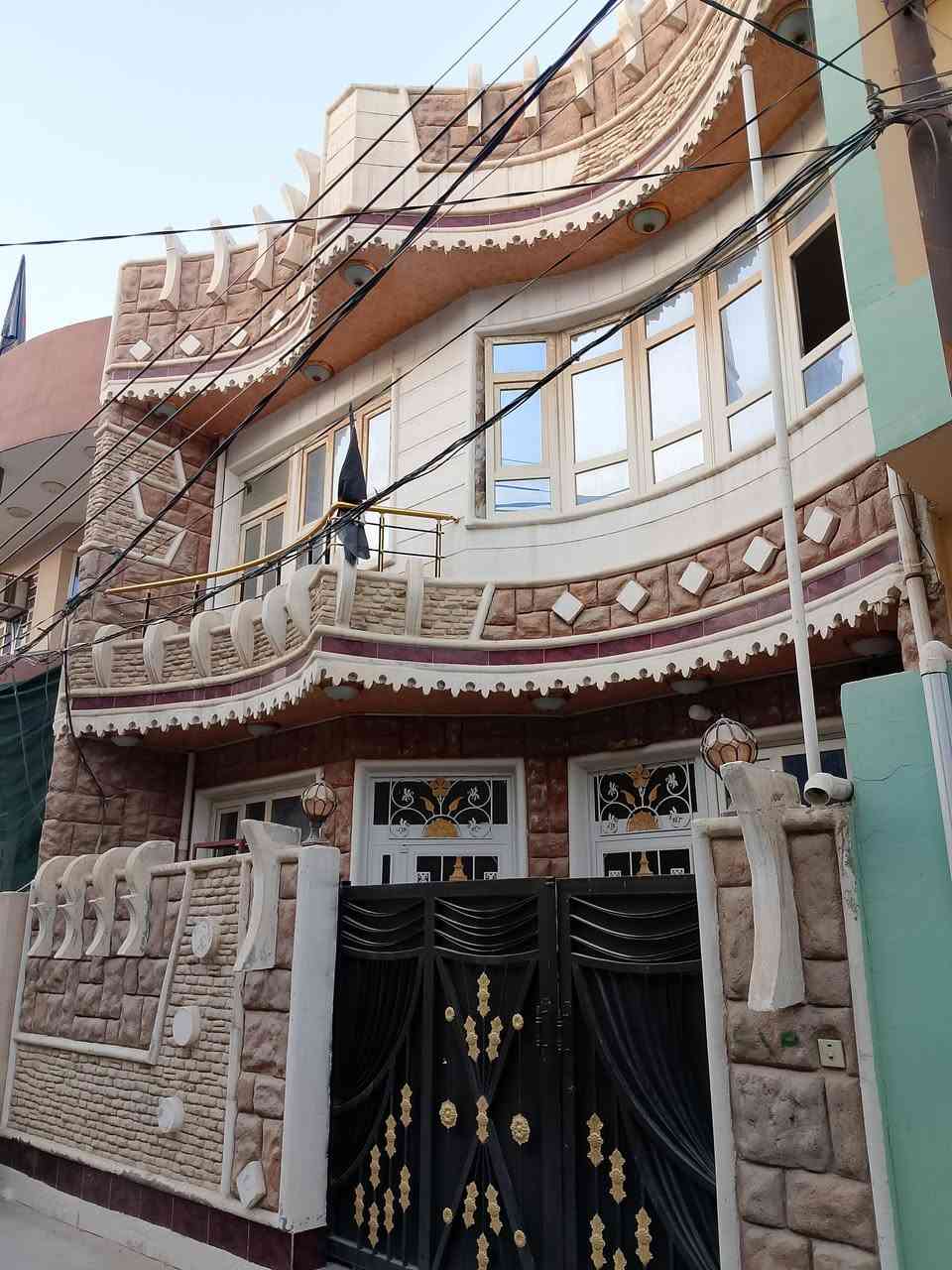 للايجار يوجد بيت حديث البناء 2022 يتكون من 3 غرف نوم و مطبخ وصاله استقبال وصحيات طابق ارضي وصحيات طابق ثاني وطرمه وبيتونه وصطح ومتوفر جميع انواع الخدمات الموقع مميز جدا ديالى بعقوبه المركز السراي كورنيش ديالى يبعد عن شارع العالم كورنيش حوالي 200 متر ويبعد على شارع العام خريسان وسوق بعقوبه المركز 150 متر موقع البيت بين شارعين مساحه البيت 105 متر يجاره 500 الف الاستفسار اكثر اتصل على رقم مكتب دلاليه الربيعي لعقار 
***********
***********
