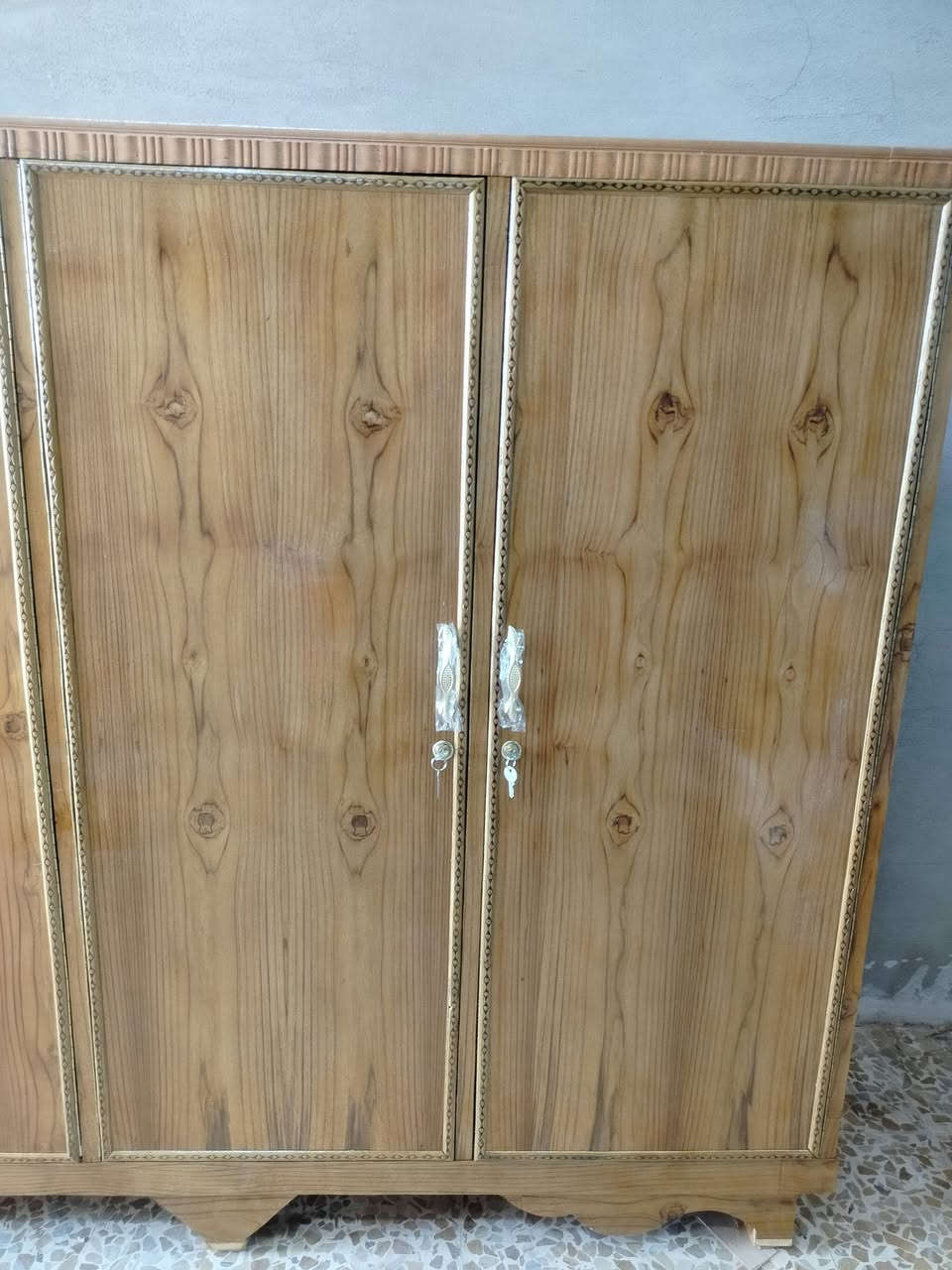 كنتور للبيع خمس ادوار واجه جديد
***********
