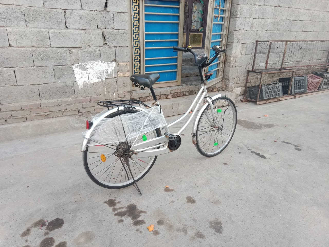 السلام عليكم بيسكل بناتي حجم 26 نضافه 80%ابيع معه الاغراض مكان بغداد الحسينية الراشدية رقم الاستفسار *********** سعر 80 وبي مجال
