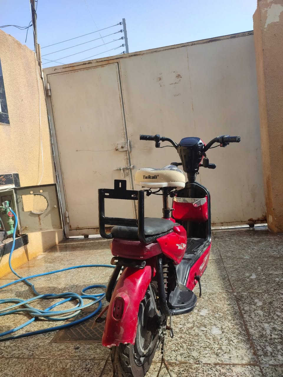 سلام عليكم
بايسكل شحن حجم 14 للبيع 

شغال كلشي مابي 

بس يحتاج بطاريات لان بطارياته منفوخه

السعر 100الف مكاني كربلاء حي الفارس

للاستفسار الرقم(***********)
